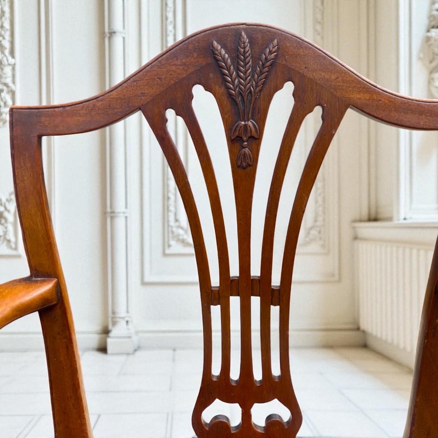 Set of 6 Antique Hepplewhite Style Dining Chairs (c.1800–1830) inc 2 carvers
